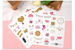 Nahaufnahme von Hochzeit-Aufklebern mit Herz und Heißluftballon für Scrapbooking-DIY