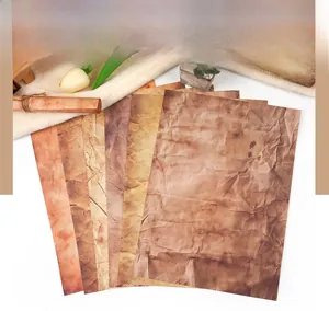 Détail de papier de scrapbooking vintage aux textures vieillies et tons bruns