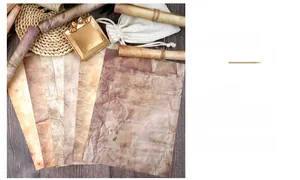 Détail de papiers A4 vintage avec textures vieillies sur fond de bois sombre