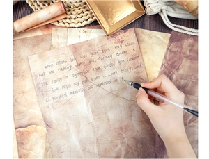 Vue détaillée d'écriture sur du papier A4 vintage double face pour scrapbooking décoré