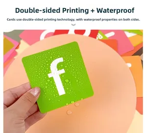 Detail einer wasserfesten englischen ABC-Lernkarte mit beidseitigem Druck und Wassertropfen