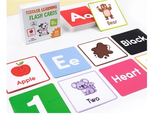 Detail von 60 bunten Englisch-Lernkarten mit Buchstaben und Tieren für Kleinkinder
