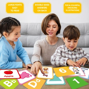 Lernkarten für Kinder mit Alphabet und Tieren in einer familiären Spielszene