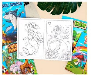 Detalle del libro de colorear infantil con dibujos de sirenas y portadas de animales