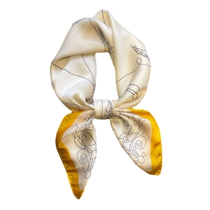 Eleganter Satin-Schal mit schwarzen Blumenmustern und gelben Akzenten am Rand