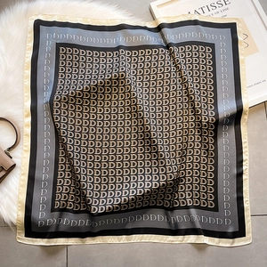 Elegante foulard quadrato 70cm in seta sintetica con stampa di lettere e bordo
