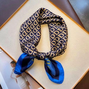 Elegante Foulard Quadrato In Finta Raso Con Stampa Di Lettere Copricapo Fascia Per Capelli Accessorio Per Borsa Per Donna
