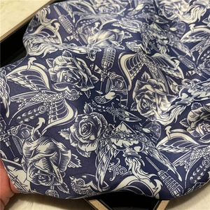 Gros plan du foulard en soie bleu marine avec imprimés tatouage rétro et armure sergé