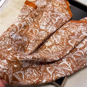 Détail d'un foulard en soie sergé avec imprimés vintage roses, oiseaux et couronnes orange