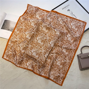 Carré de soie vintage orange avec imprimé floral rose blanche sur tapis minimaliste