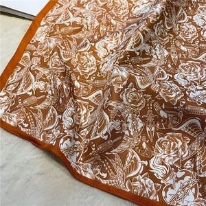 Détail d'un foulard en soie avec motifs de tatouage vintage et imprimés de roses