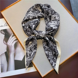 Foulard en soie vintage noir et blanc avec motifs de tatouage de rose et de coeur gothiques