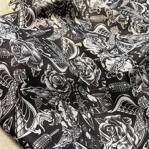 Détail du foulard en soie avec motifs de tatouage vintage noir et blanc et texture sergé
