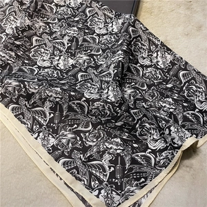 Gros plan de motifs de tatouage vintage sur un tissu de foulard carré en soie