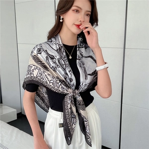 Dettaglio di un lussuoso foulard effetto seta con stampa floreale vintage e righe