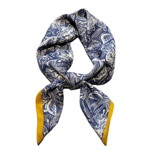 Carré de soie classique bleu marine et blanc avec bordures contrastées jaunes