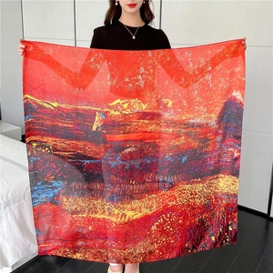 Dettaglio di un lussuoso foulard in seta con stampa pittura a olio e vivaci motivi artistici