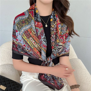 Elegante foulard quadrato 110cm in seta sintetica con stampa paisley stile bohémien