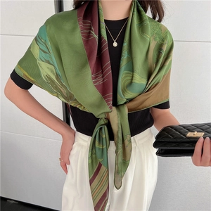 Dettaglio di un foulard quadrato di lusso in raso con stampe botaniche vintage e seta