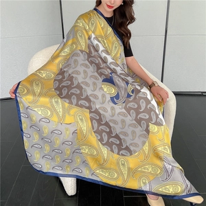 Dettaglio di scialle di lusso con motivo paisley e design a blocchi di colore