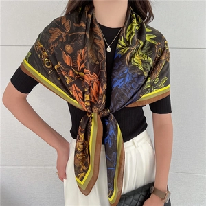 Dettaglio di un foulard di lusso in seta con motivo floreale annodato come uno scialle