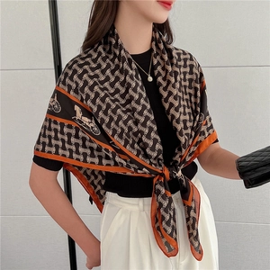 Elegante foulard di seta 110cm con motivo a carrozza d'epoca per donne di classe
