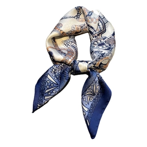 Ethno-Seidenquadrat 70cm mit Retro-Kettenmustern und elegantem Satin-Glanz