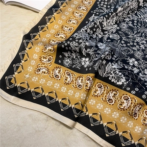 Détail d'un carré de soie vintage à motif cachemire sur un fond en peluche douce