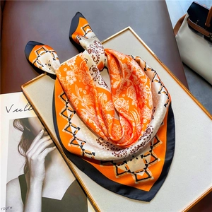 Carré de soie rétro 70cm avec imprimé éléphant paisley orange et bordures noires