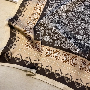 Gros plan détaillé du motif cachemire et des motifs animaux sur foulard carré en soie