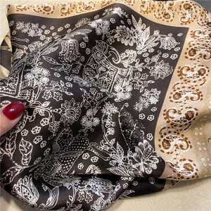 Détail rapproché d'un foulard carré de 70 cm en soie avec des motifs paisley complexes