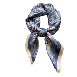 Carré de soie rétro ethnique bleu marine avec motifs floraux et géométriques blancs