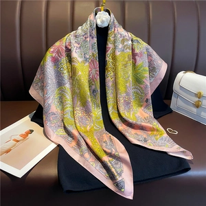 Élégant foulard en soie de 90cm avec motifs floraux vintage jaunes sur fond rose clair