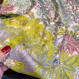 Gros plan d'imprimé jungle tropicale sur foulard en soie rose au toucher soyeux