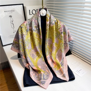 Détail d'un foulard en soie rose à fleurs drapé sur une chemise noire élégante