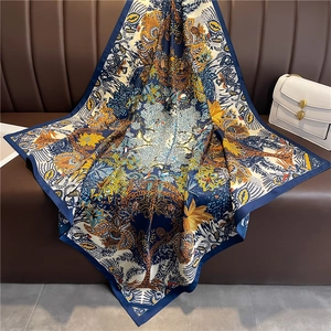 Gros plan détaillé d'un foulard en soie à motifs tropicaux sur une surface en cuir