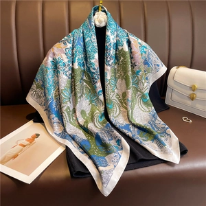 Carré de soie aux motifs botaniques tropicaux bleus et verts pour un look chic