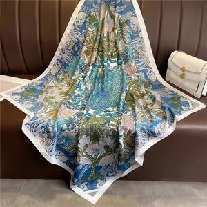 Détails du motif d'un grand foulard en soie de 90cm avec imprimé floral élégant