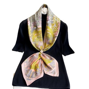 Écharpe en soie à imprimé floral avec motifs paon et boucle élégante en perles