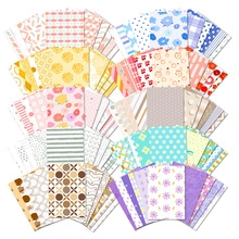Detailansicht von quadratischem Dekopapier mit Blumen- und Geometriemustern für DIY-Scrapbooks
