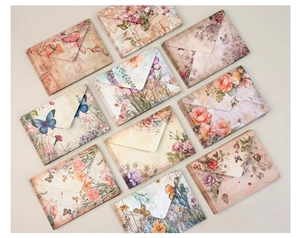 Detailansicht der Vintage-Umschläge mit botanischen Blumenmotiven und Schmetterlingsdesigns