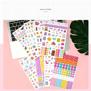 Détail d'autocollants colorés pour scrapbooking et gestion du planning quotidien