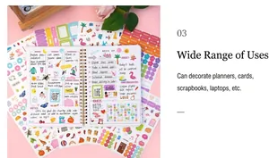 Vue à plat d'autocollants de planification colorés et décor floral sur un carnet