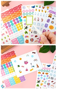 Gros plan de stickers d'agenda colorés avec étiquettes de tâches et illustrations