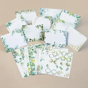 Detailliertes Briefpapier-Set mit Eukalyptusblättern, Umschlägen und runden Siegelaufklebern