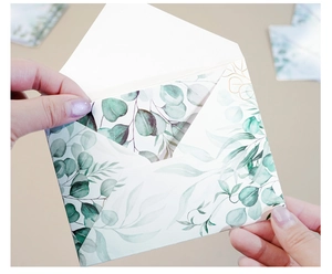 Detailansicht eines Briefumschlags mit Eukalyptus-Motiv für Hochzeiten und Einladungen