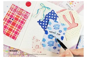 Details von buntem Dekopapier und Aufklebern für DIY-Scrapbooking und Journal-Gestaltung