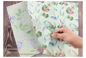 Detail von dickem Blumen-Scrapbook-Papier mit Fuchs- und Schmetterlingsmuster zum Schreiben