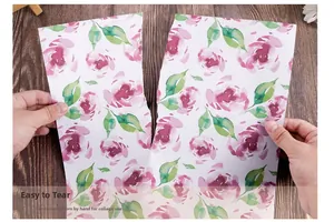Detail von handzerrissenem Blumendekorpapier, das die leicht reißbare Textur für DIY zeigt