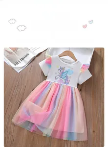 Dettaglio di un vestito tutu arcobaleno per bambina con illustrazione di unicorno